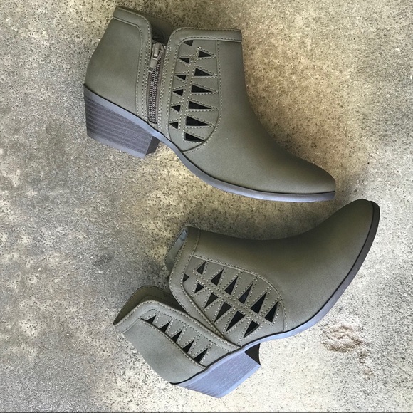 Last 1! Soda Khaki 1.5” Low Heel Ankle Bootie 10 - Picture 3 of 8